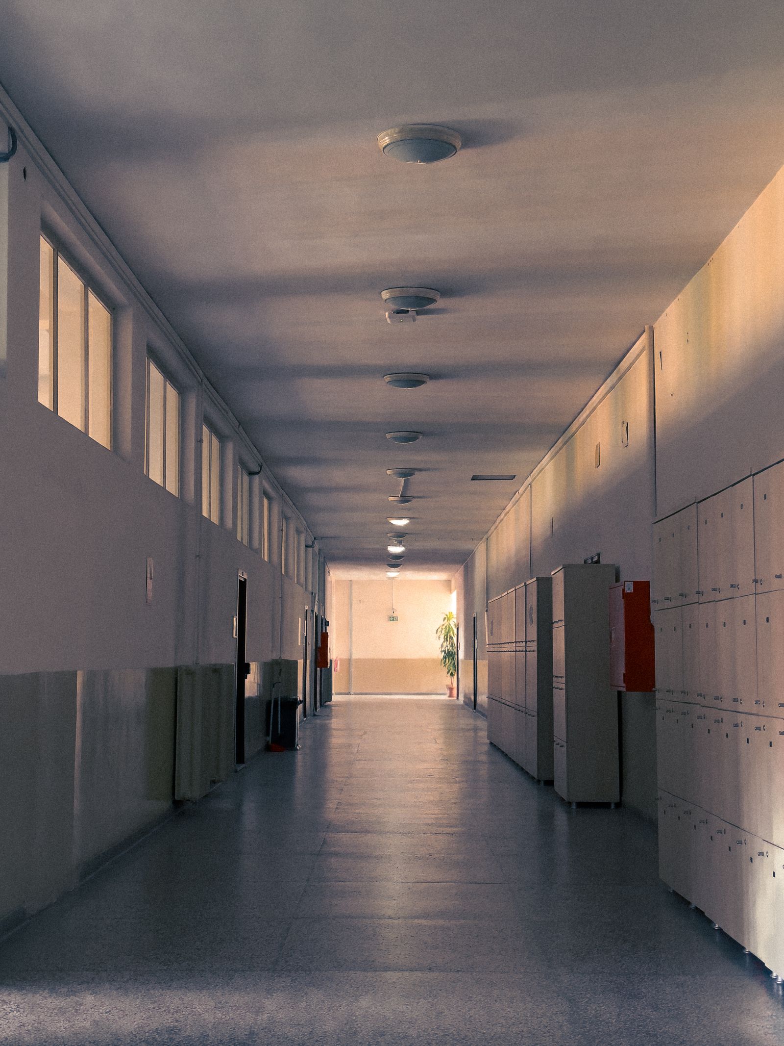 Couloir d'école désert, faiblement éclairé